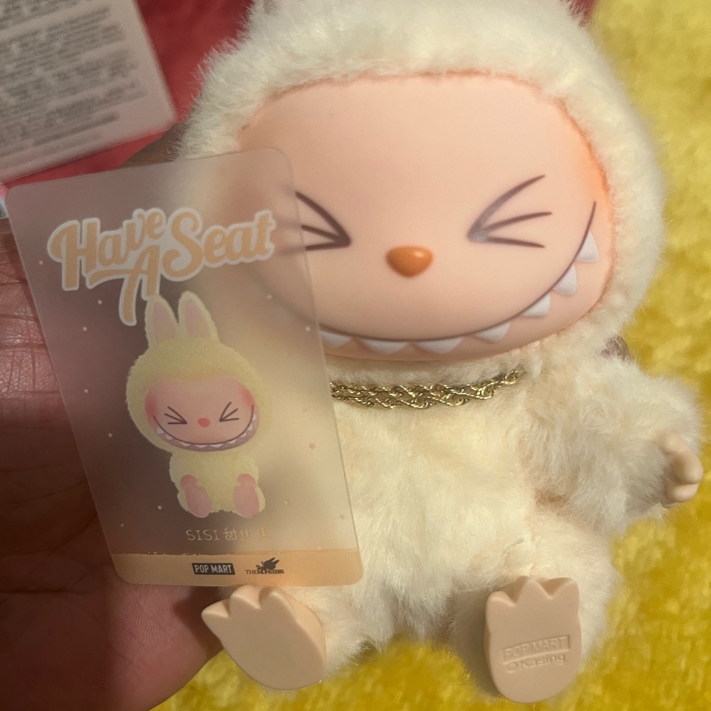 Authentic! POPMART SiSi Labubu & Checkmate Pendant Blind Box
“Surprise Outfit”